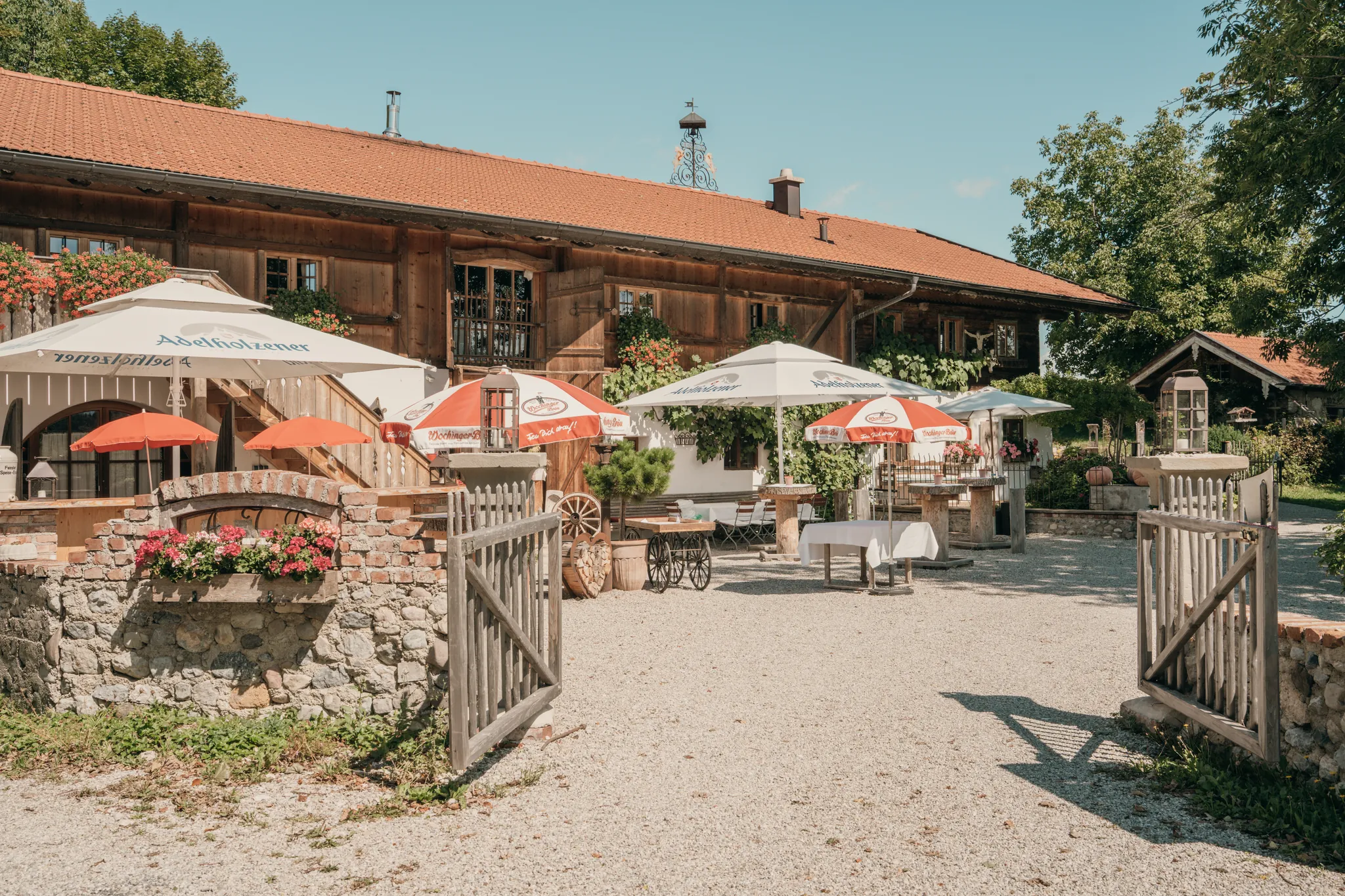 Innenhof des Pitzlloch mit Sonnenschirmen und Terrasse