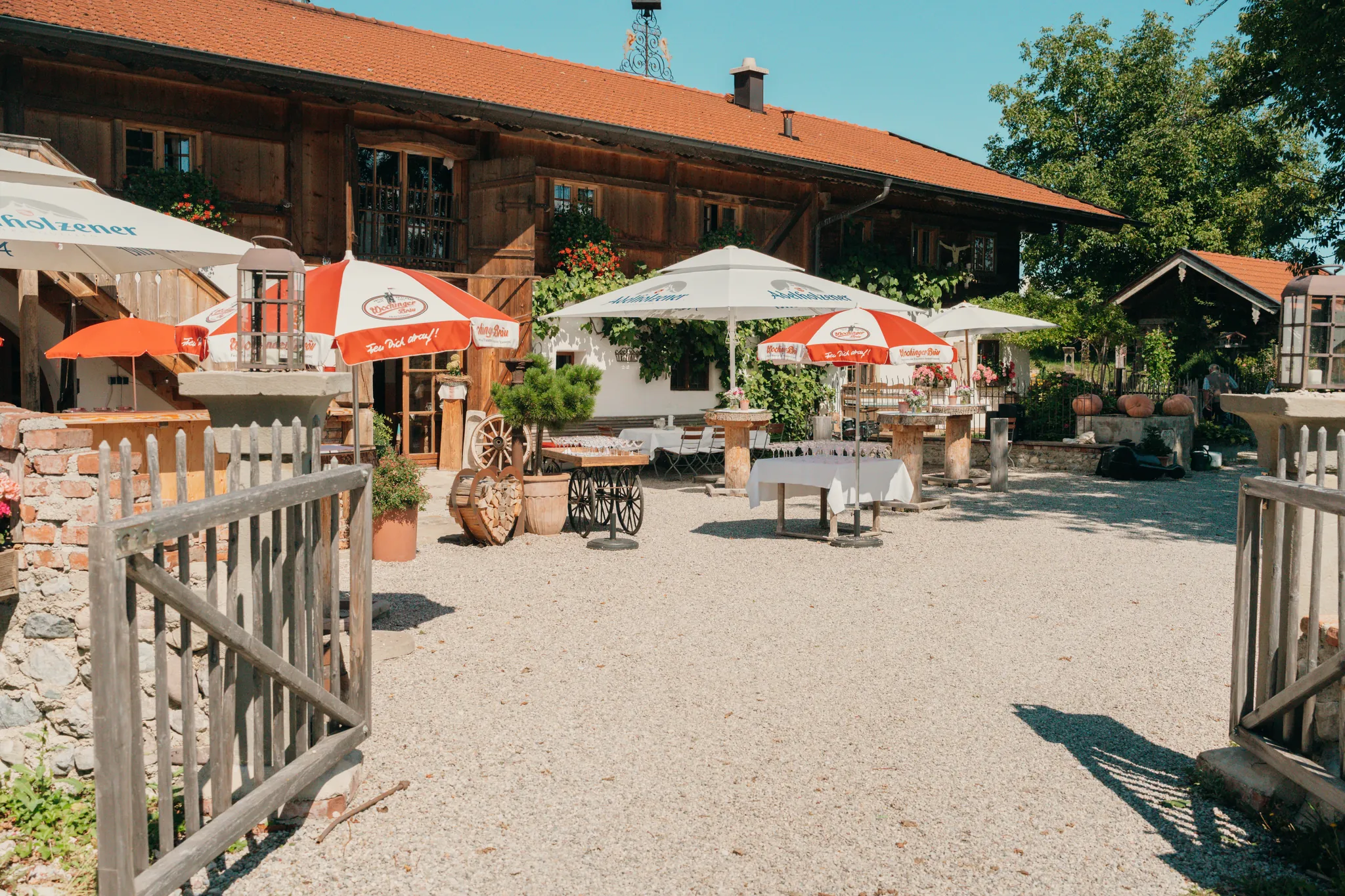 Sonnige Terrasse mit Schirmen am Pitzlloch