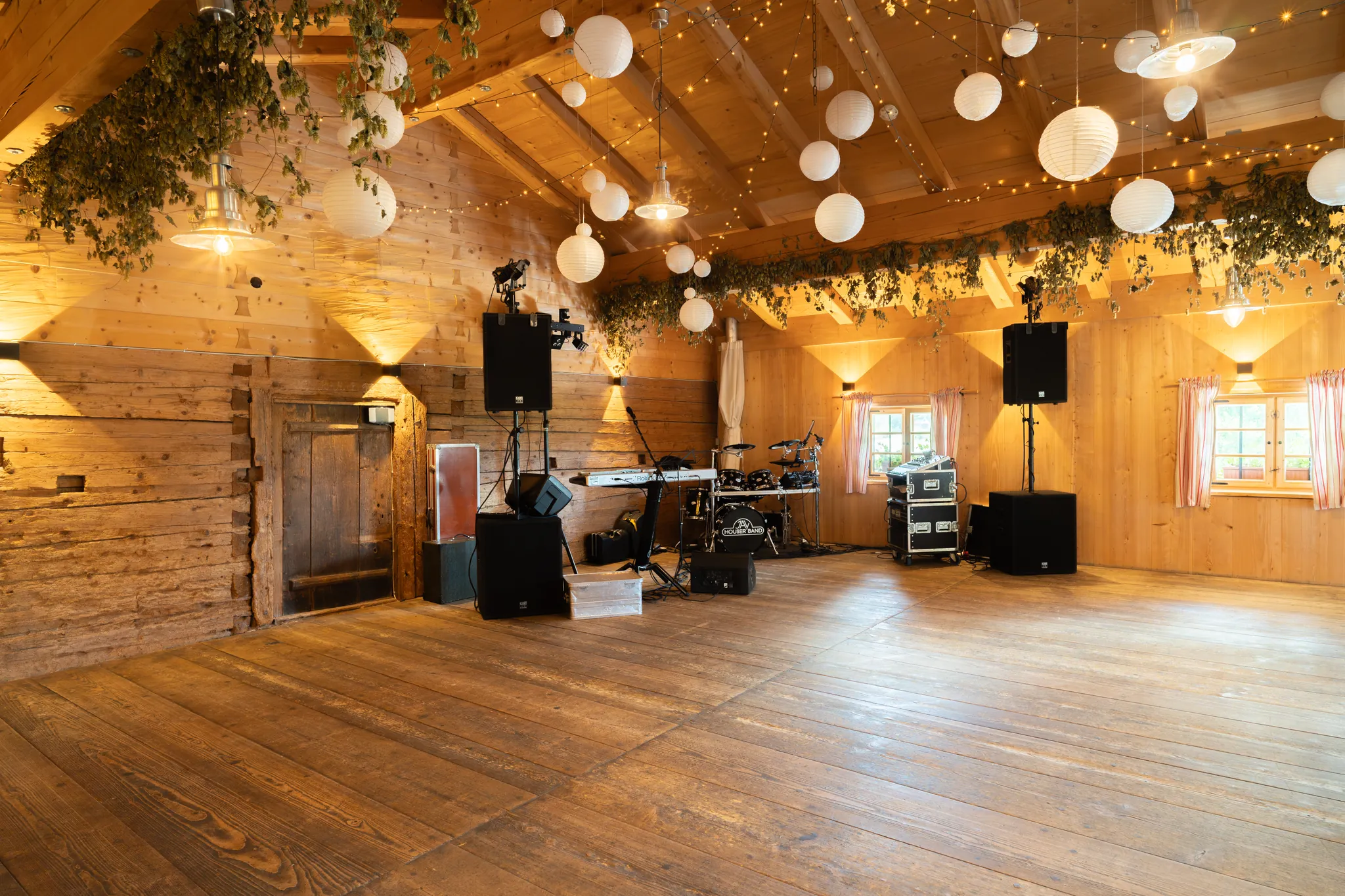 Festsaal mit Bühne und Musikanlage – feiern und tanzen im Pitzlloch