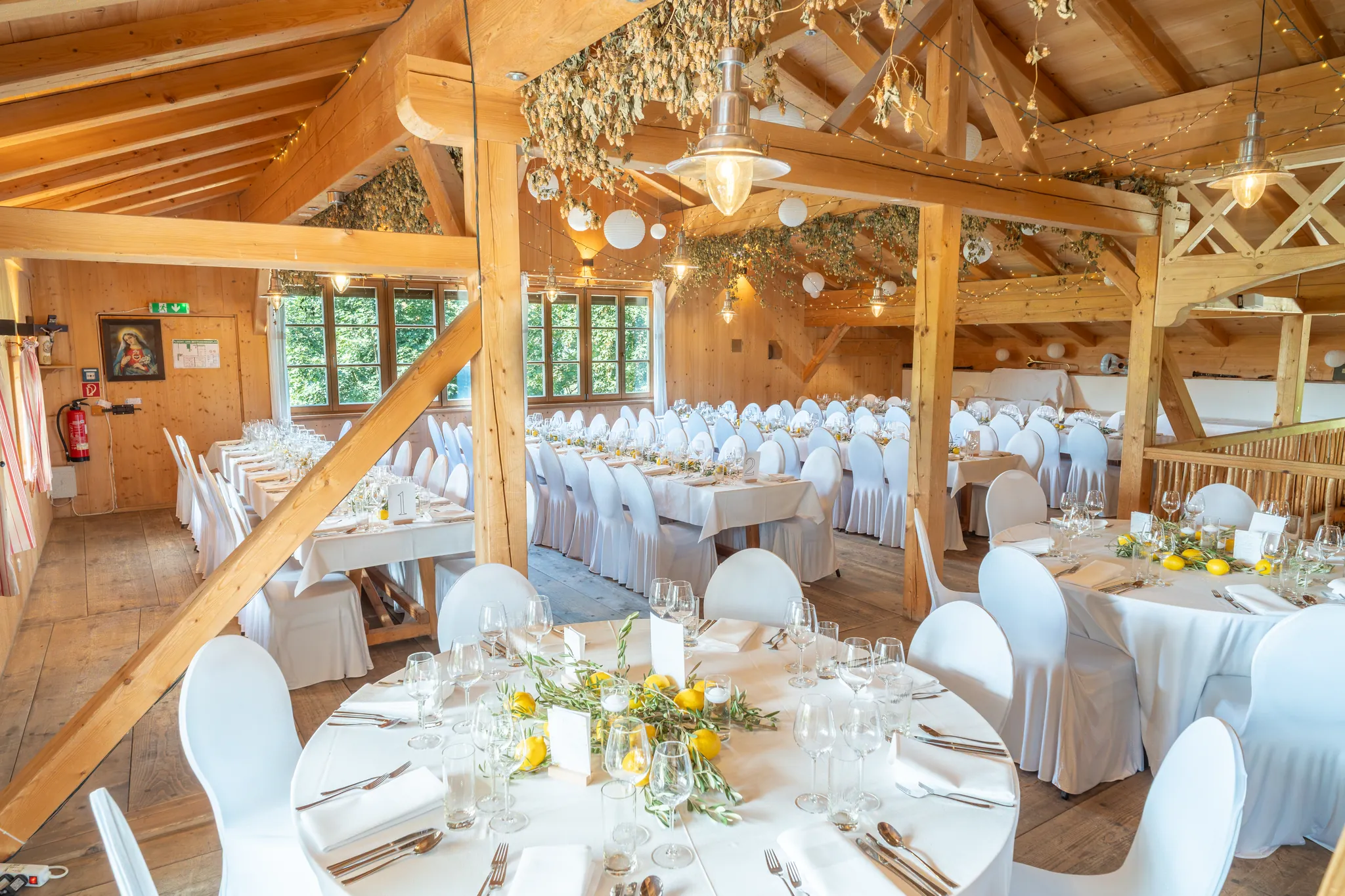 Festlich gedeckte Hochzeitstafel im Festsaal des Pitzlloch