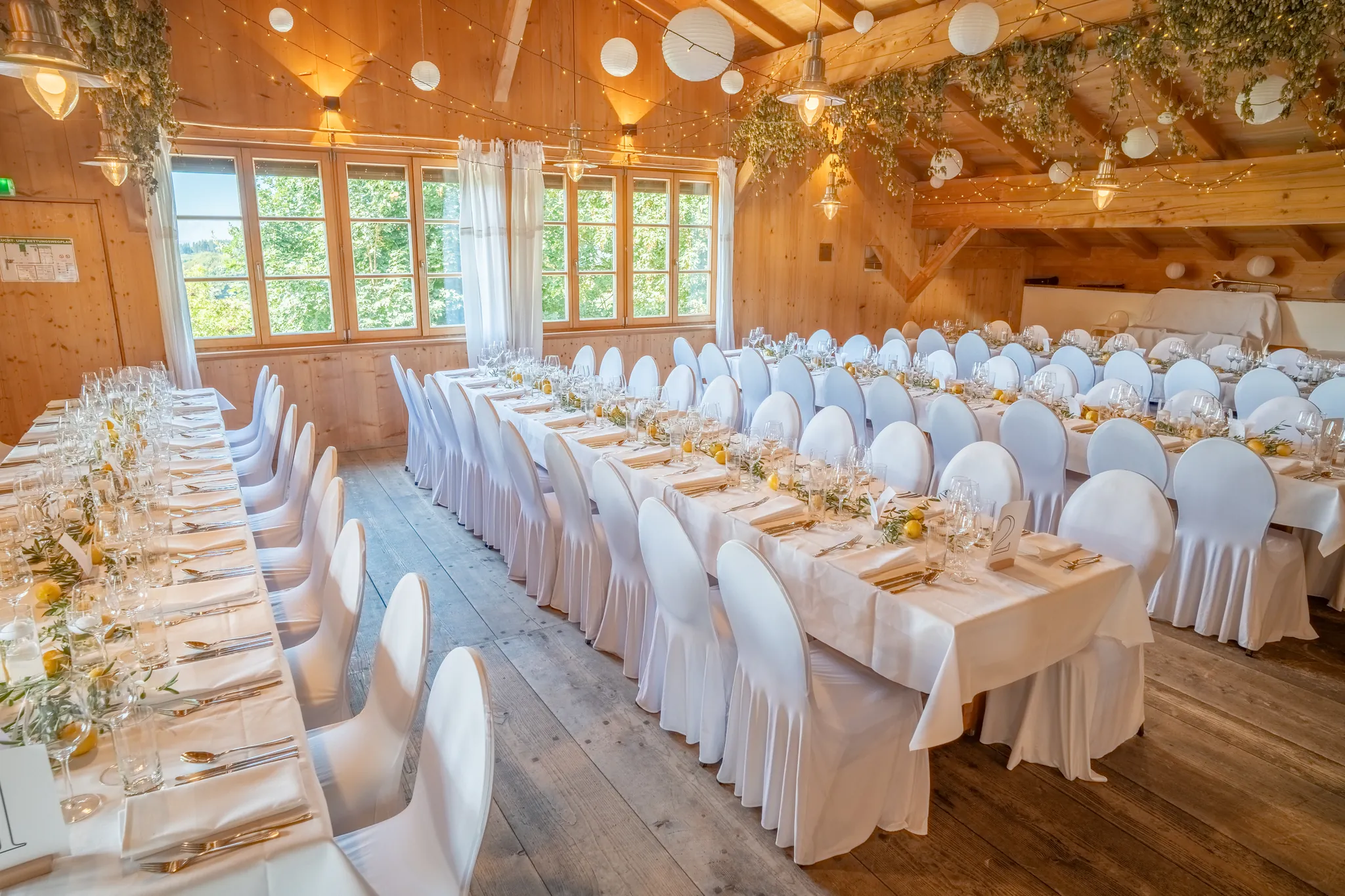 Gedeckte Tafel mit Zitronen-Dekoration im Festsaal des Pitzlloch