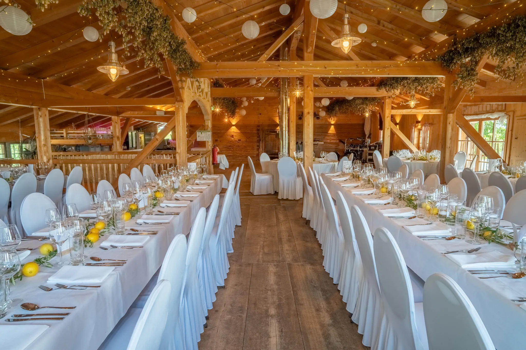 Festlich gedeckte Hochzeitstafel im Festsaal des Pitzlloch – heiraten im Chiemgau