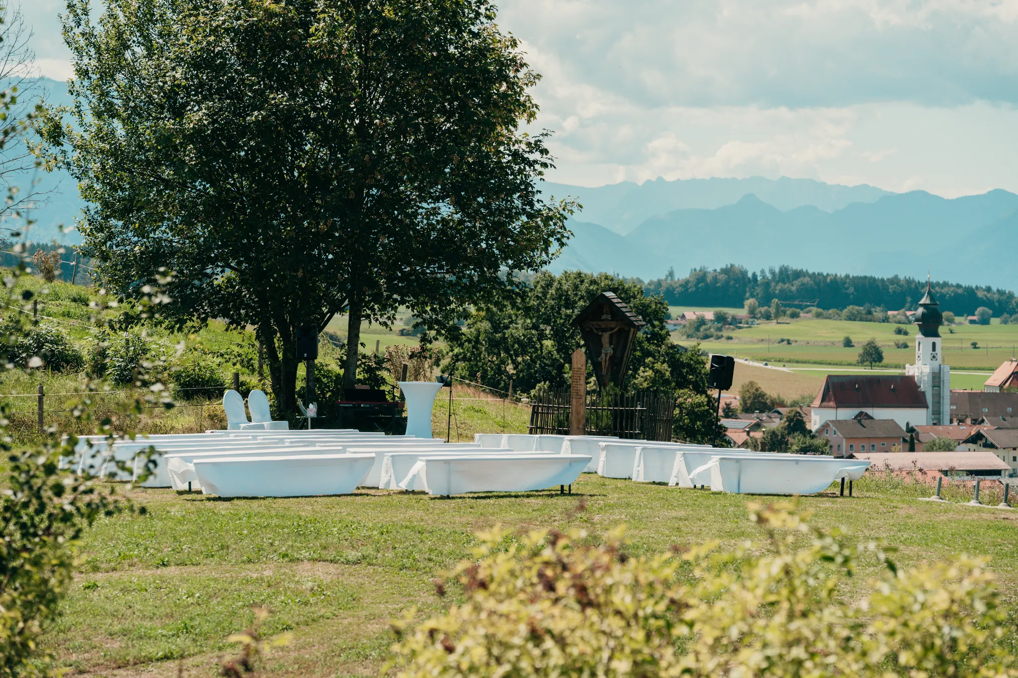 Trauung im Freien mit Blick auf Kirche und Chiemgauer Berge – Pitzlloch