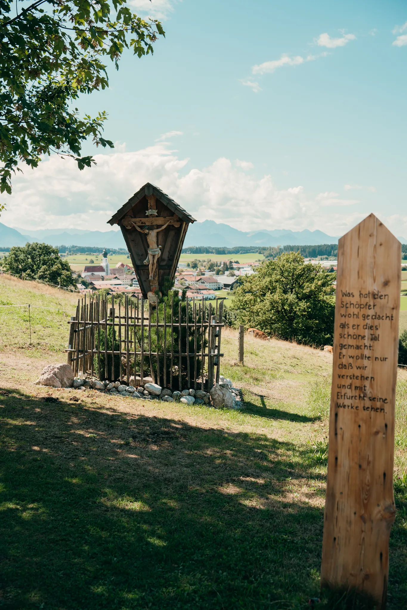 Wegkreuz mit Chiemgau-Panorama am Pitzlloch – Kulisse der freien Trauung